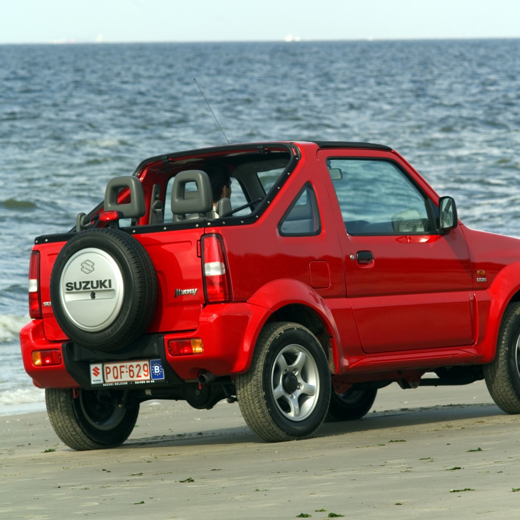 Автомобиль Suzuki Jimny на дороге