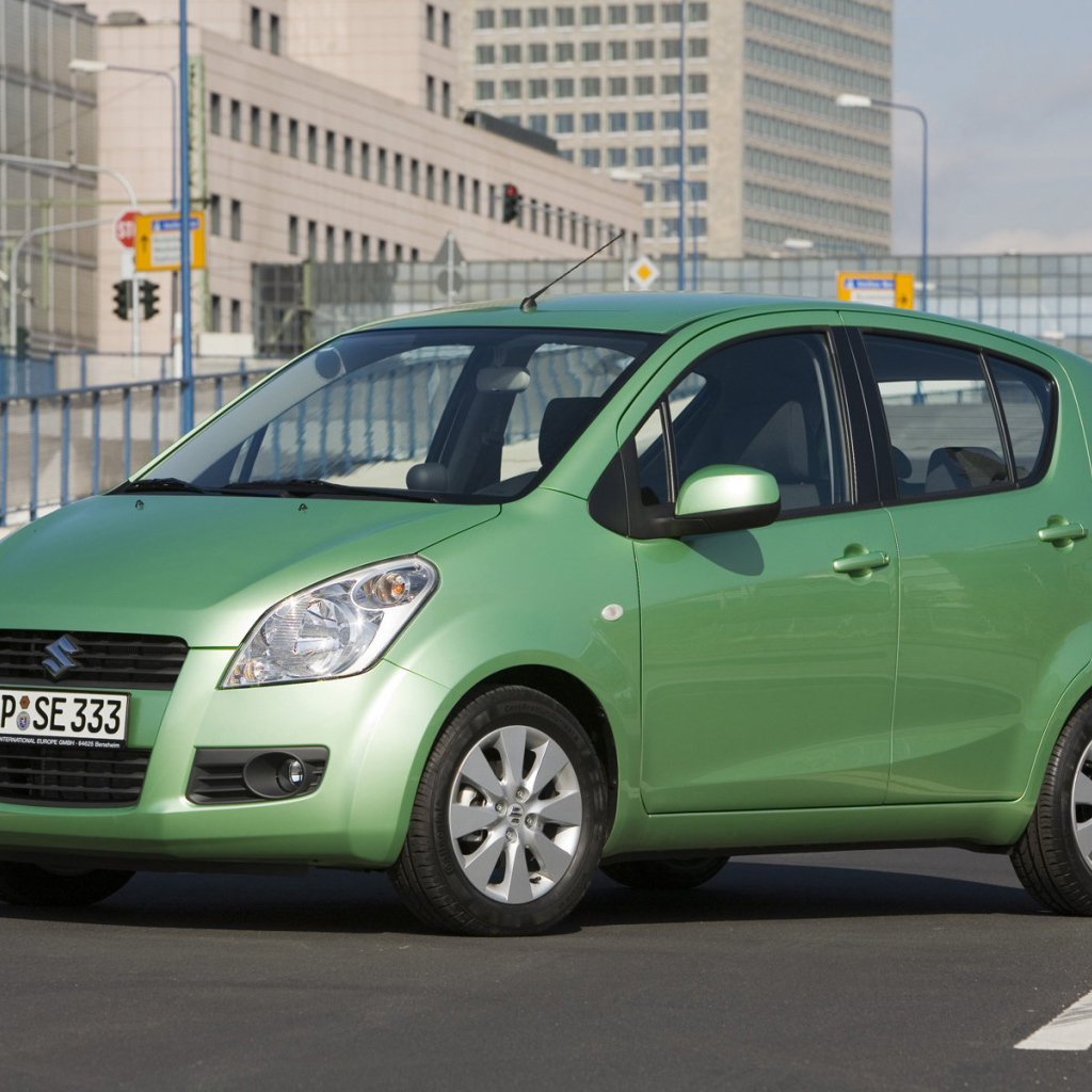 Автомобиль Suzuki Splash на дороге