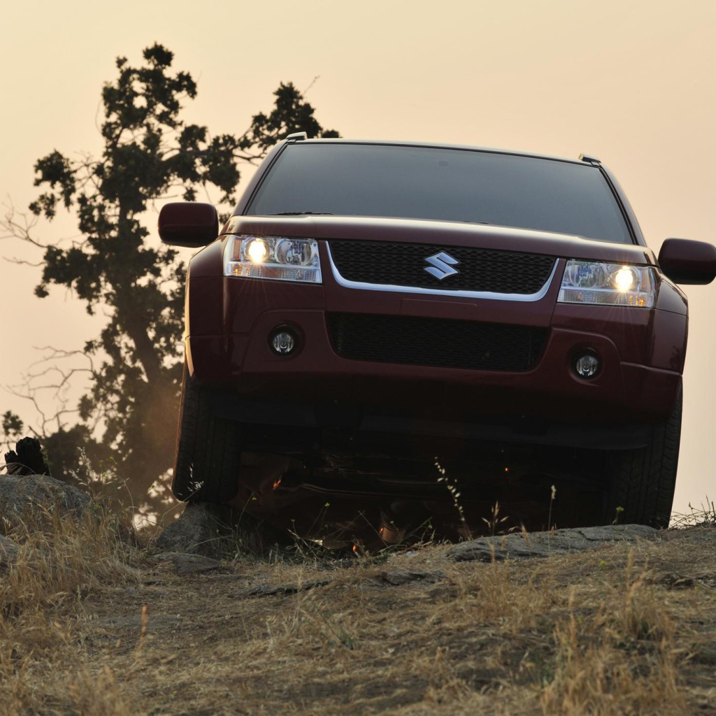 Автомобиль Suzuki Grand Vitara 2014 на дороге