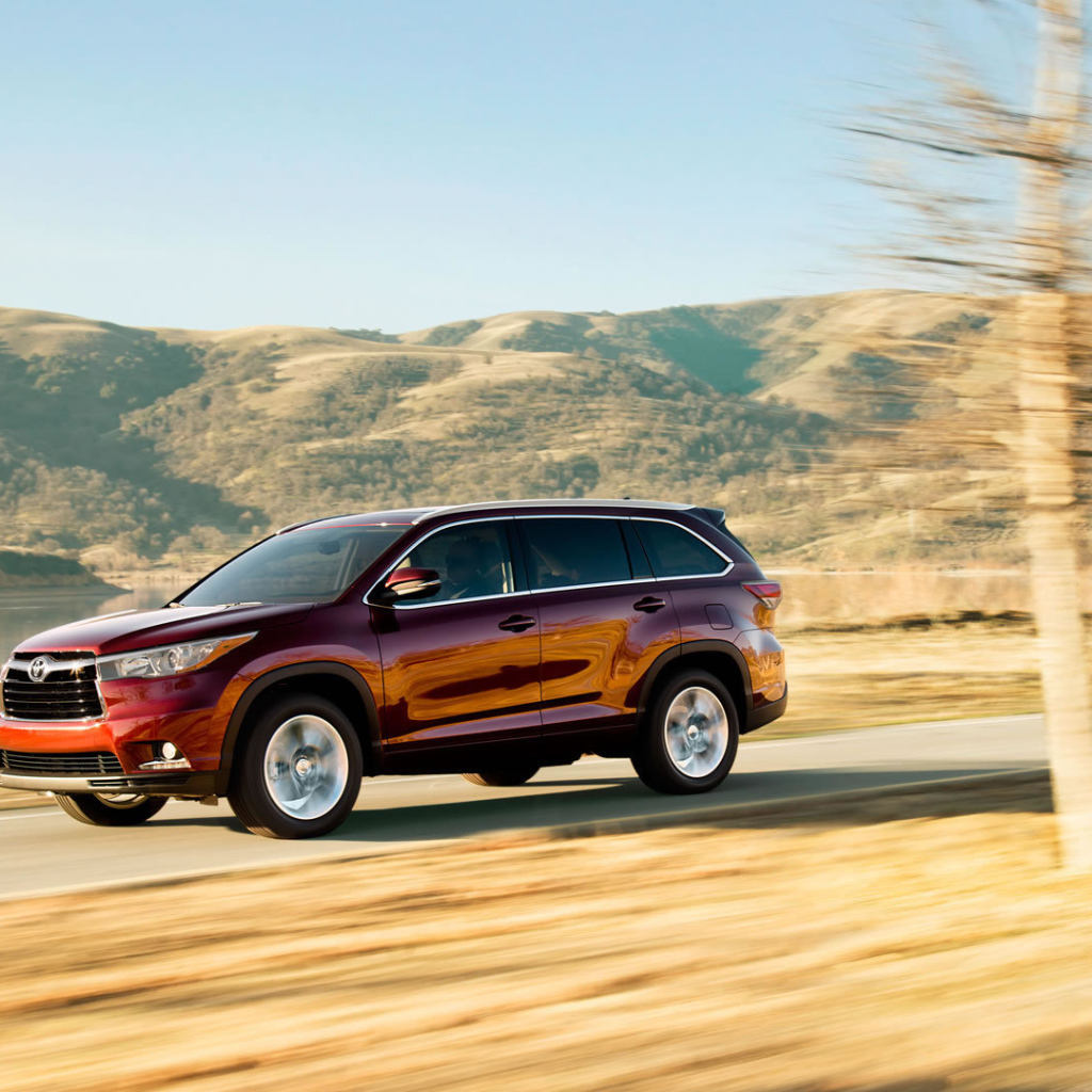 Красивый автомобиль Toyota Highlander 2014