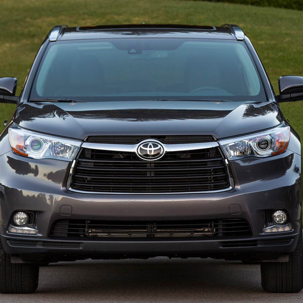 Красивый автомобиль Toyota Highlander 2014 в Москве