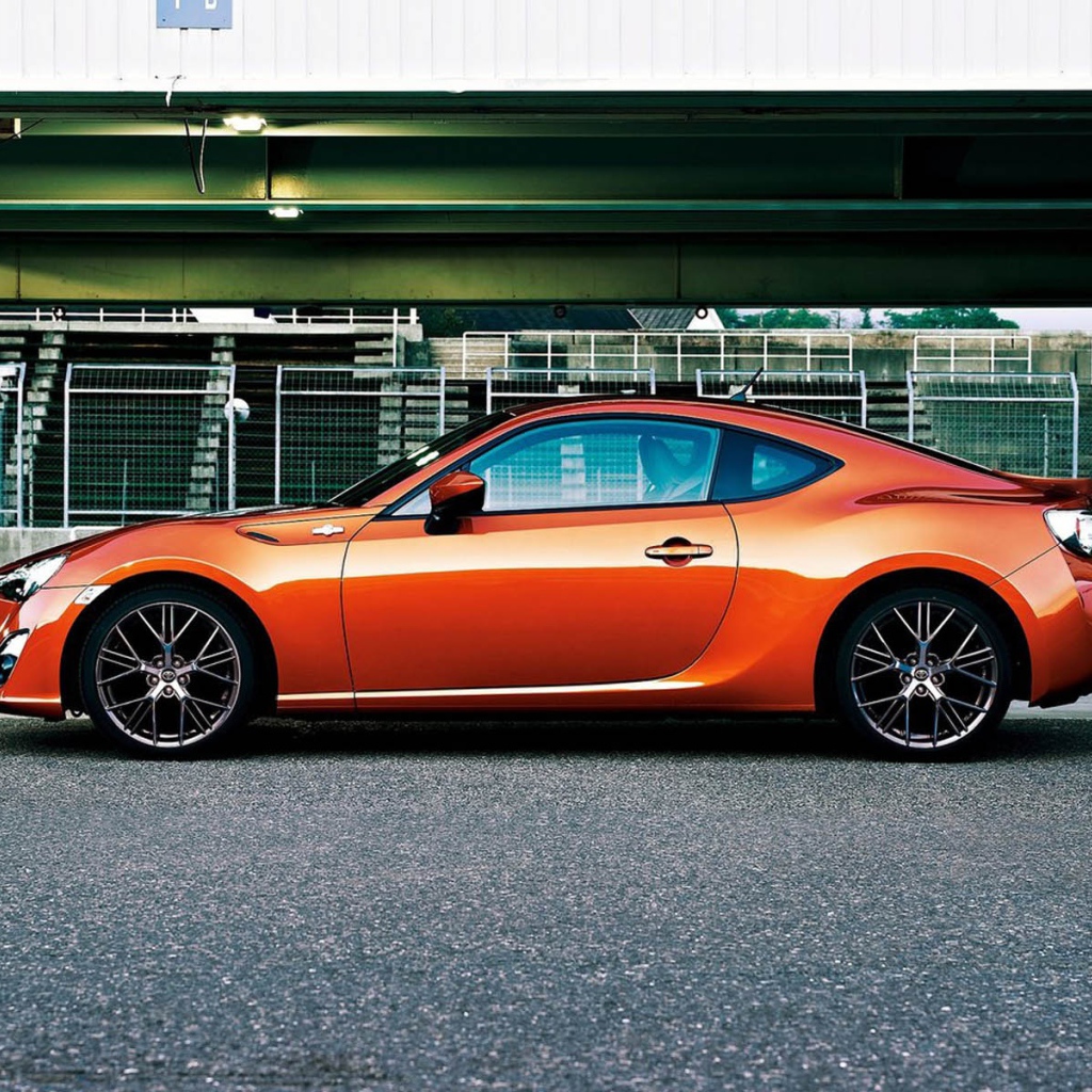 Красивый автомобиль Toyota Avensis 2013