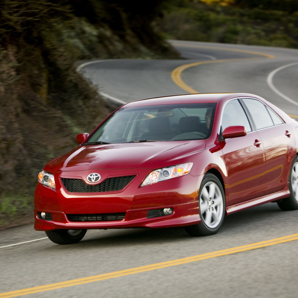 Красивый автомобиль Toyota Camry