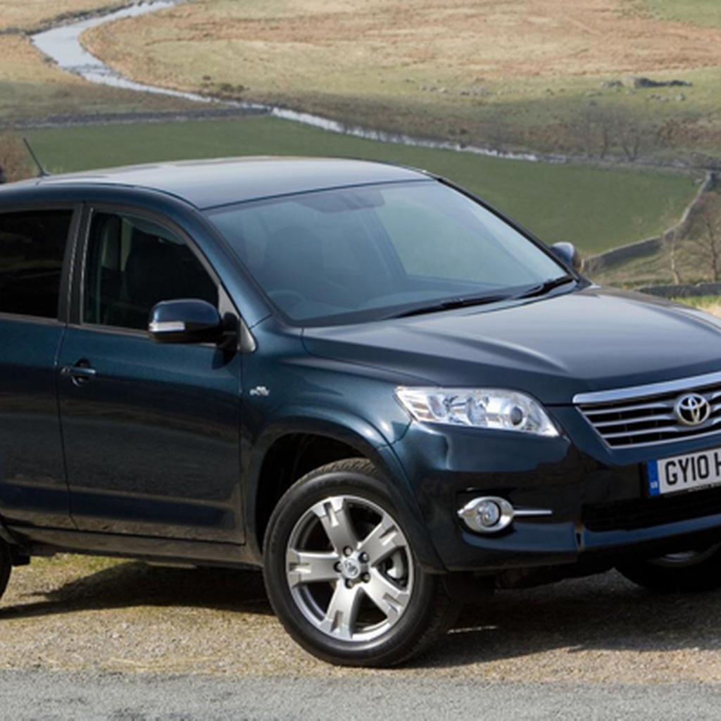 Красивый автомобиль Toyota RAV4 в Москве