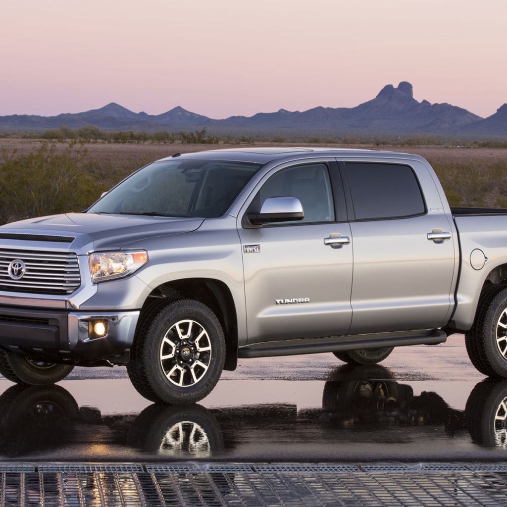 Красивый автомобиль Toyota Tundra 2014
