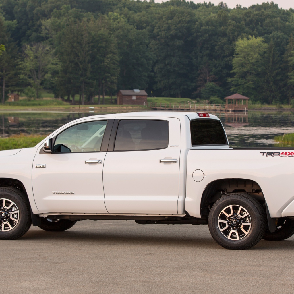 Красивый автомобиль Toyota Tundra 2014 в Москве