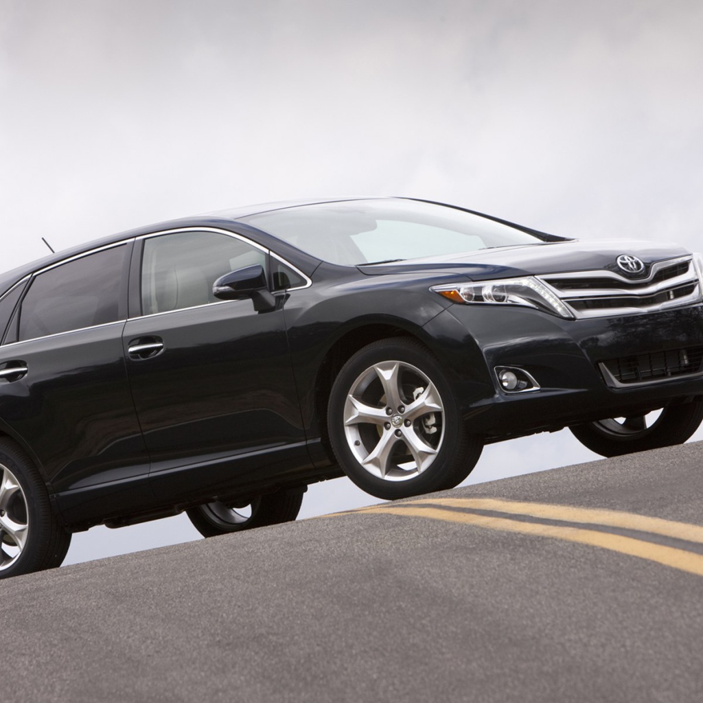 Красивый автомобиль Toyota Venza