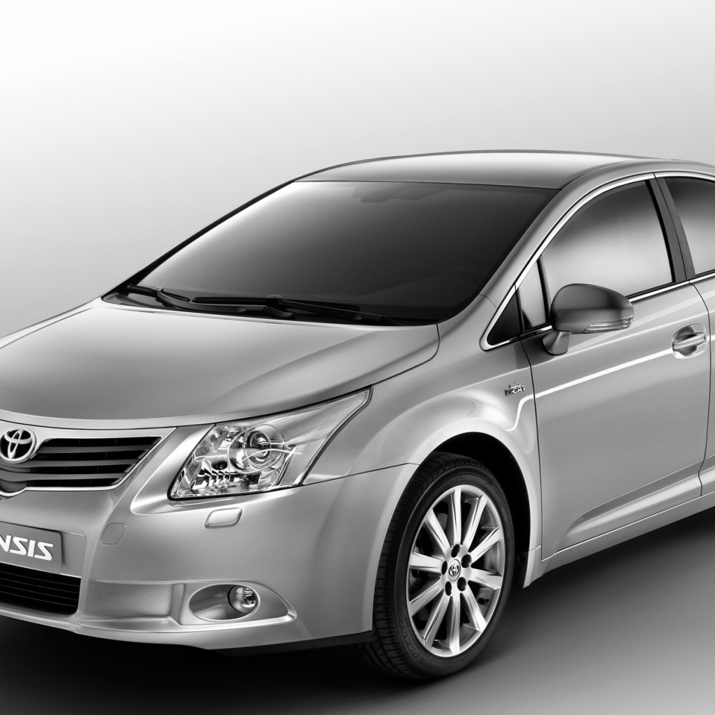 Новый автомобиль Toyota Avensis 2013