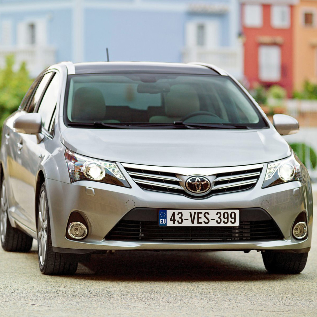 Надежный автомобиль Toyota Avensis 2013