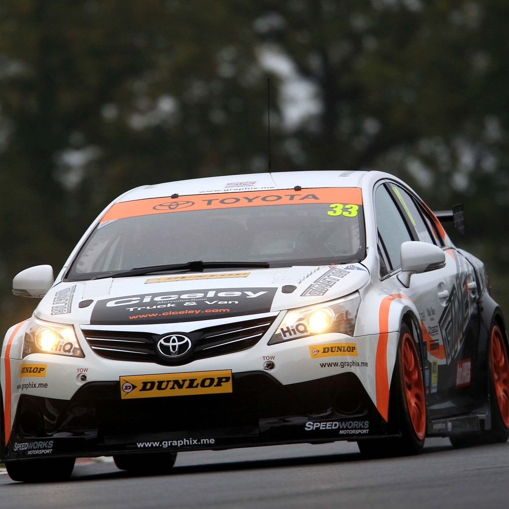 Тест драйв автомобиля Toyota Avensis 2013