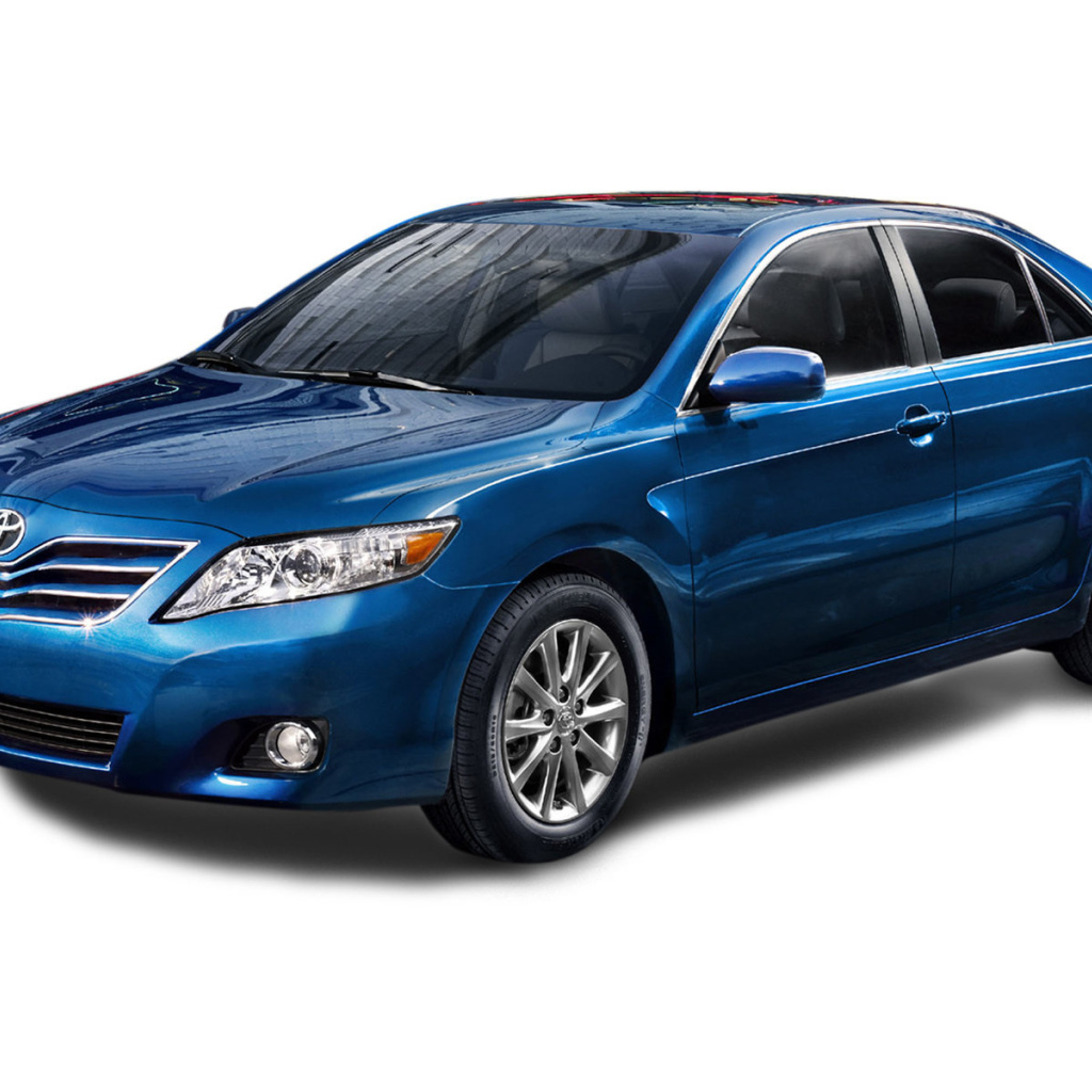 Автомобиль Toyota Camry на дороге
