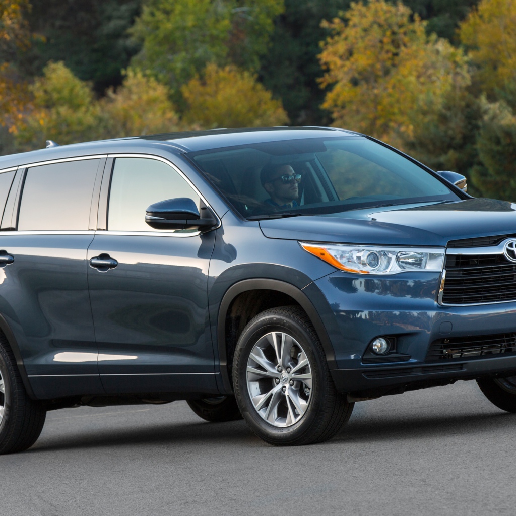 Автомобиль Toyota Highlander 2014 на дороге