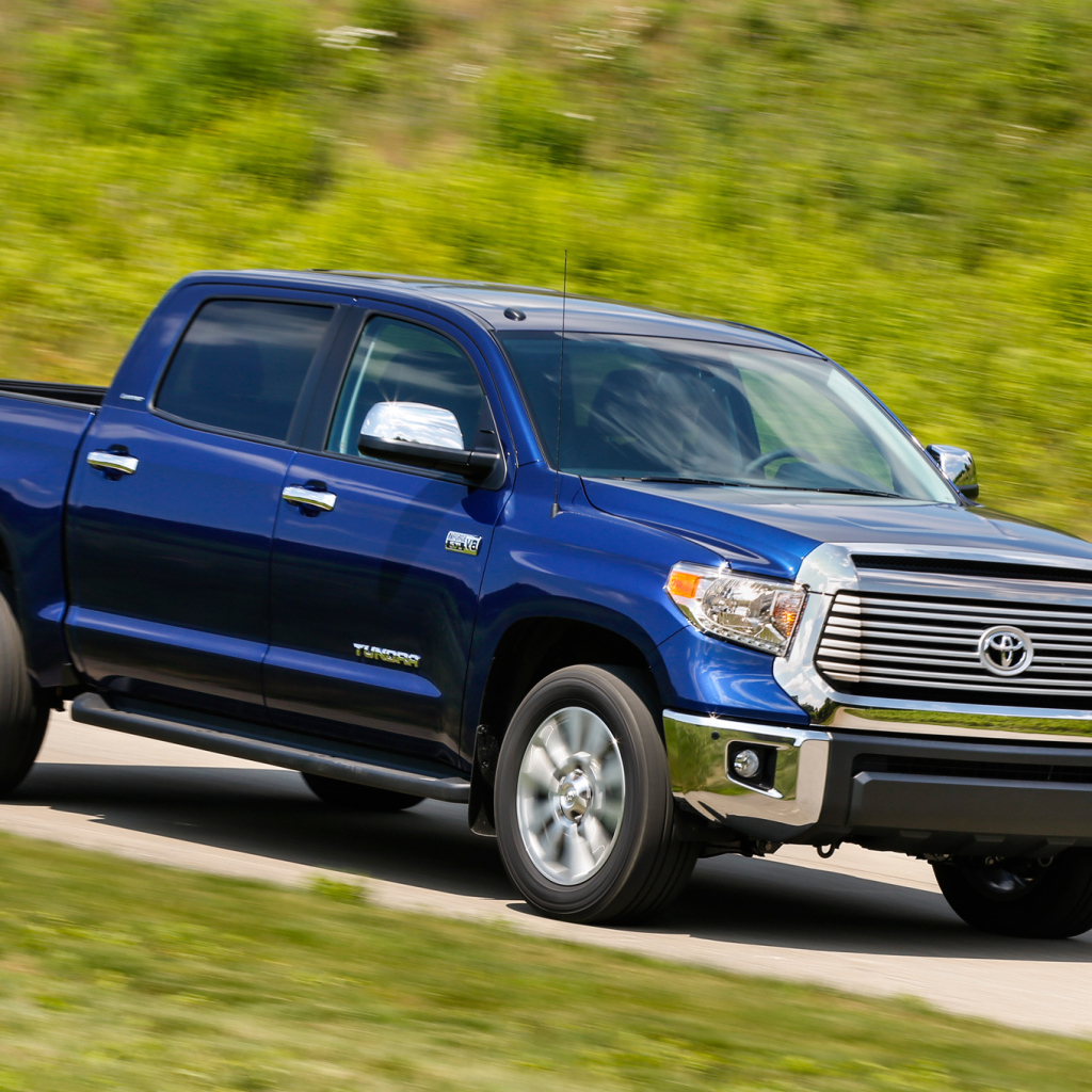 Автомобиль Toyota Tundra 2014 на дороге 