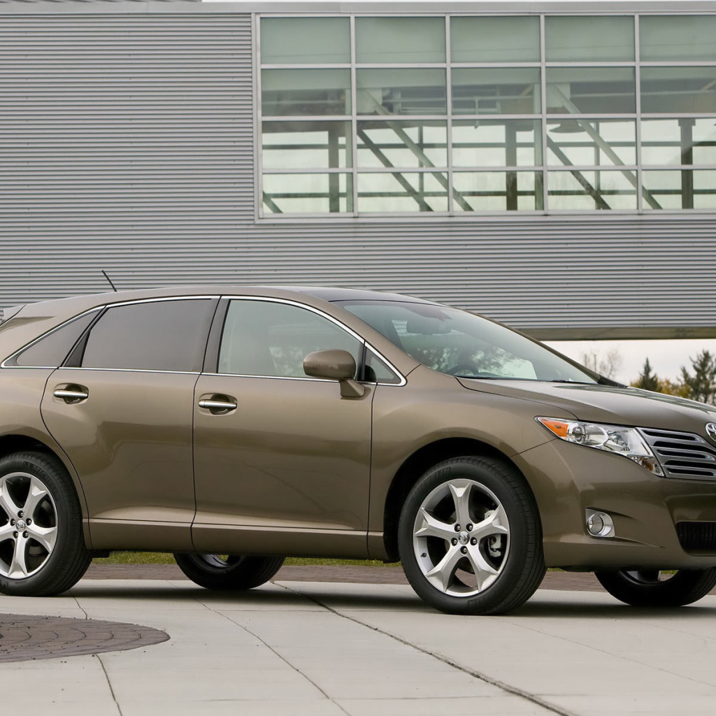 Автомобиль Toyota Venza на дороге