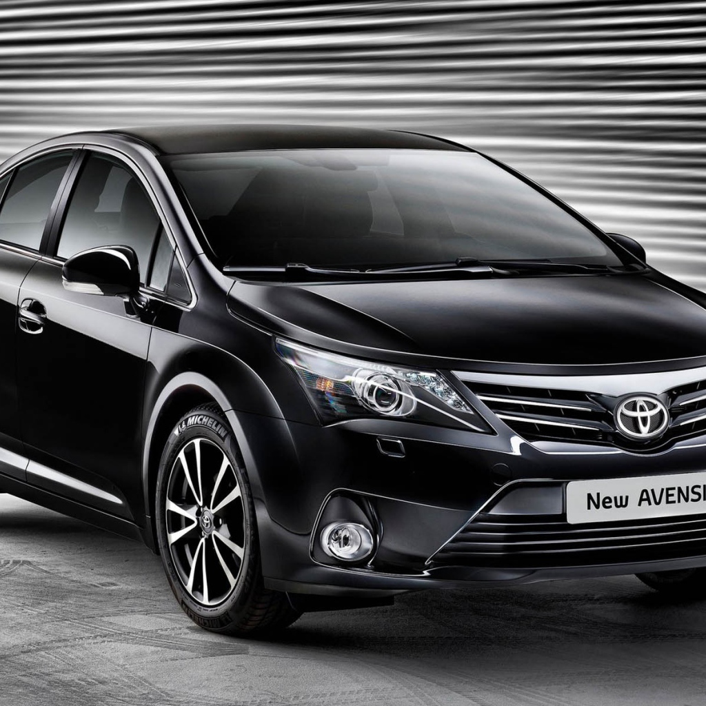 Автомобиль марки Toyota модели Impreza Avensis 2013