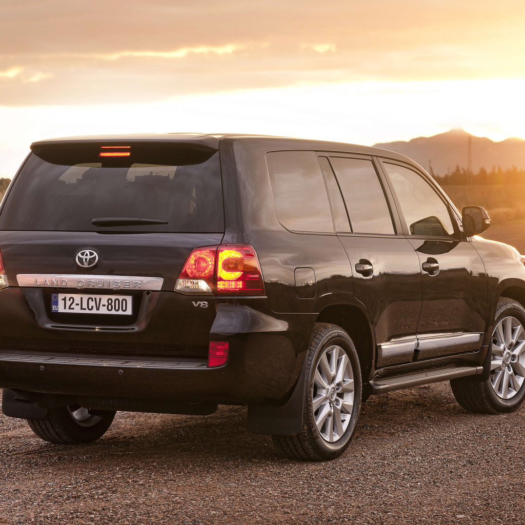 Автомобиль марки Toyota модели Land Cruiser 200