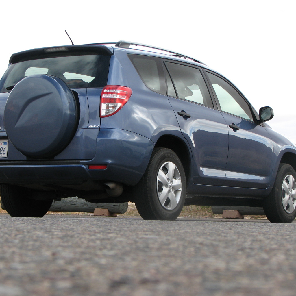 Автомобиль марки Toyota модели RAV4