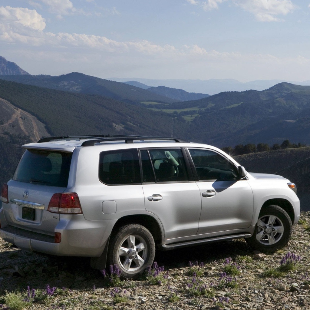 Новая машина Toyota Land Cruiser 200