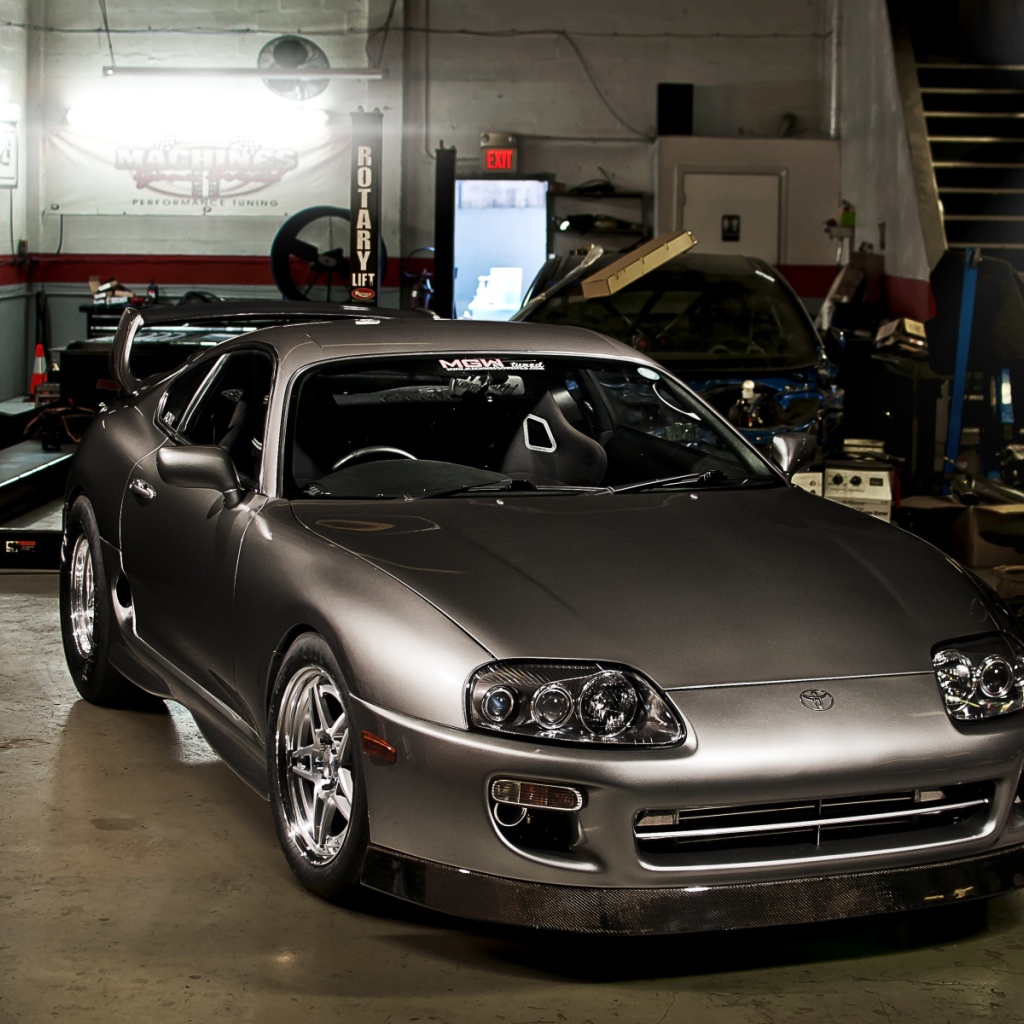 Серая тойота в сервисе