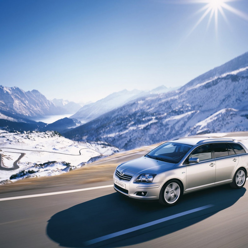 Тойота в заснеженных горах