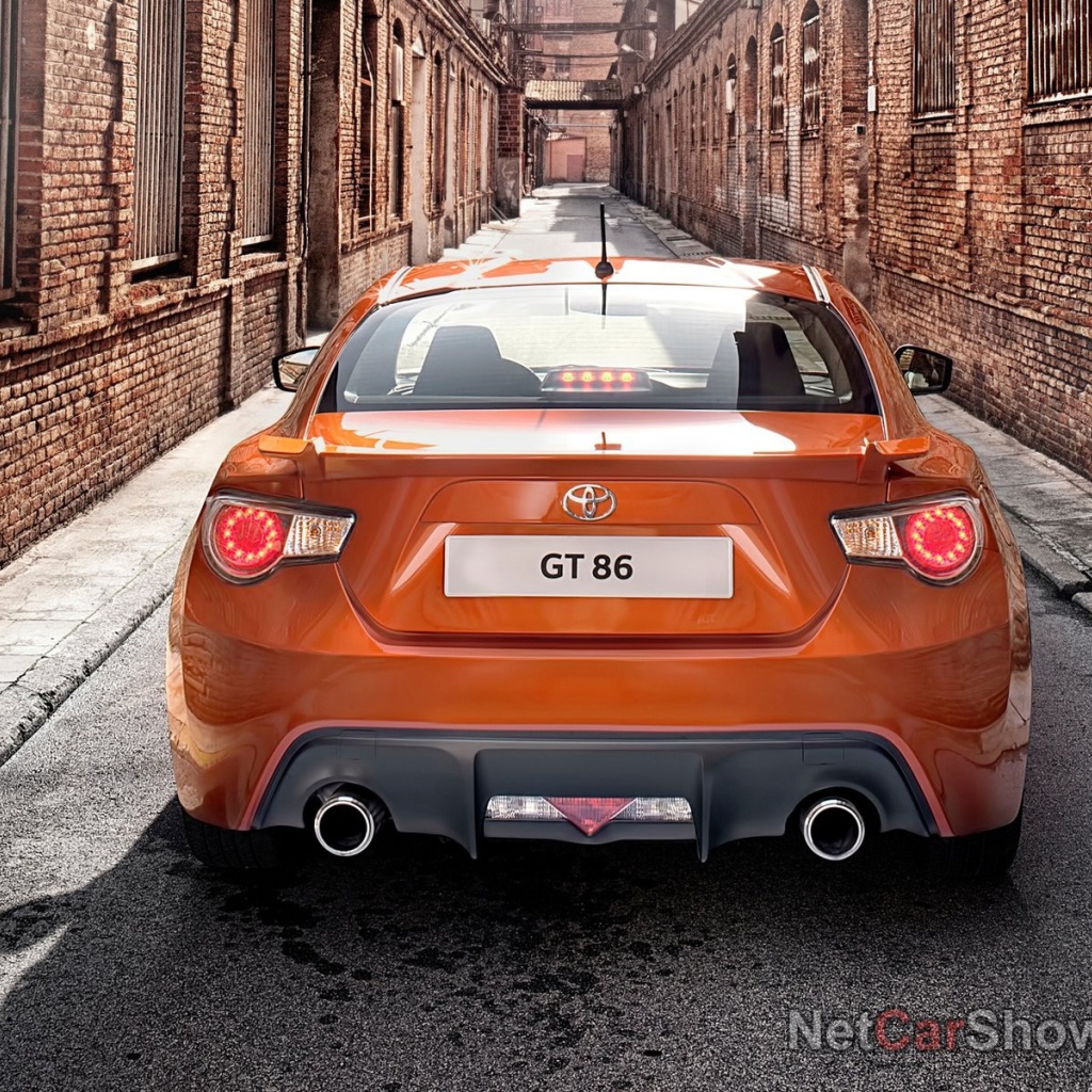 Тойота на узкой улице