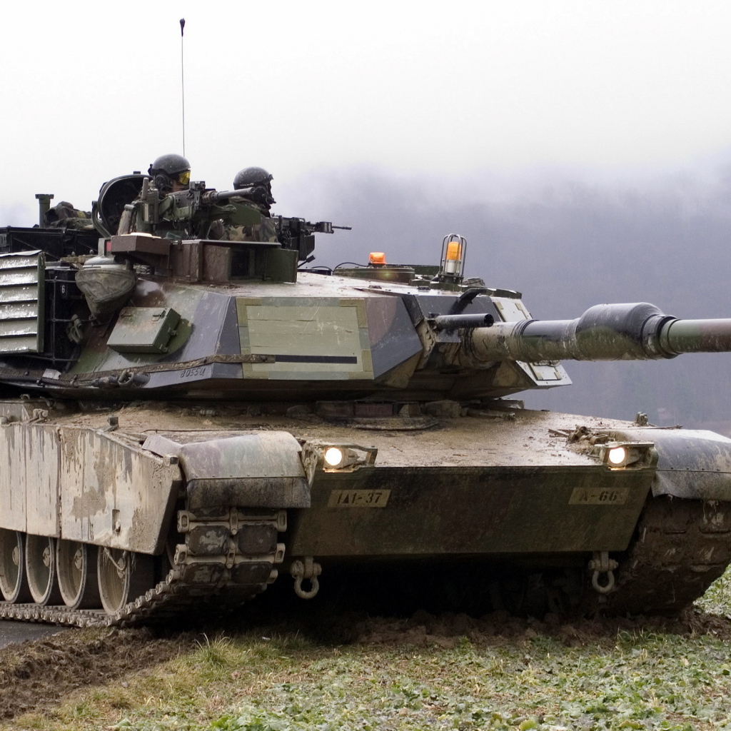 Два солдата на танке