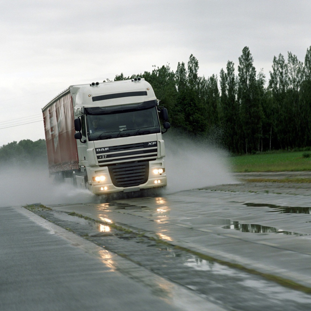 Автомобиль на мокрой дороге