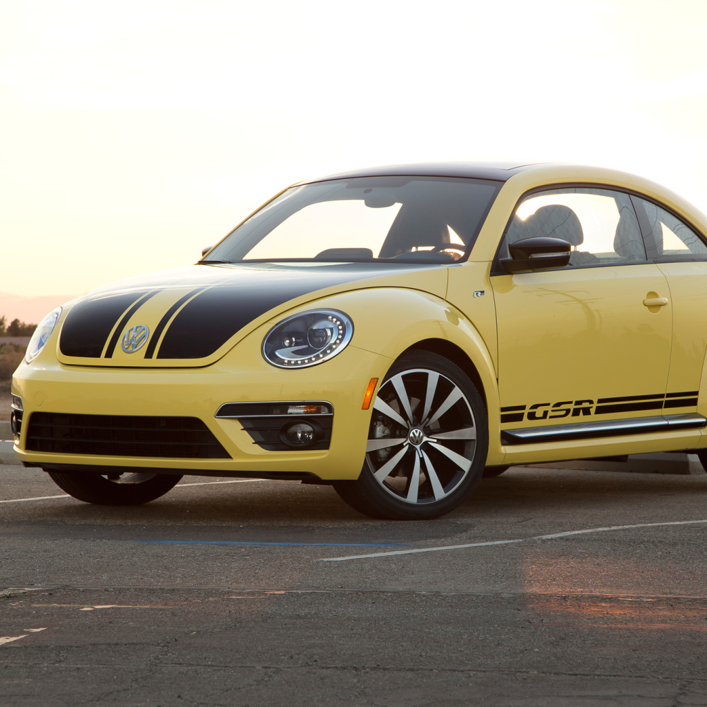 Автомобиль Volkswagen Beetle 2014 на дороге 