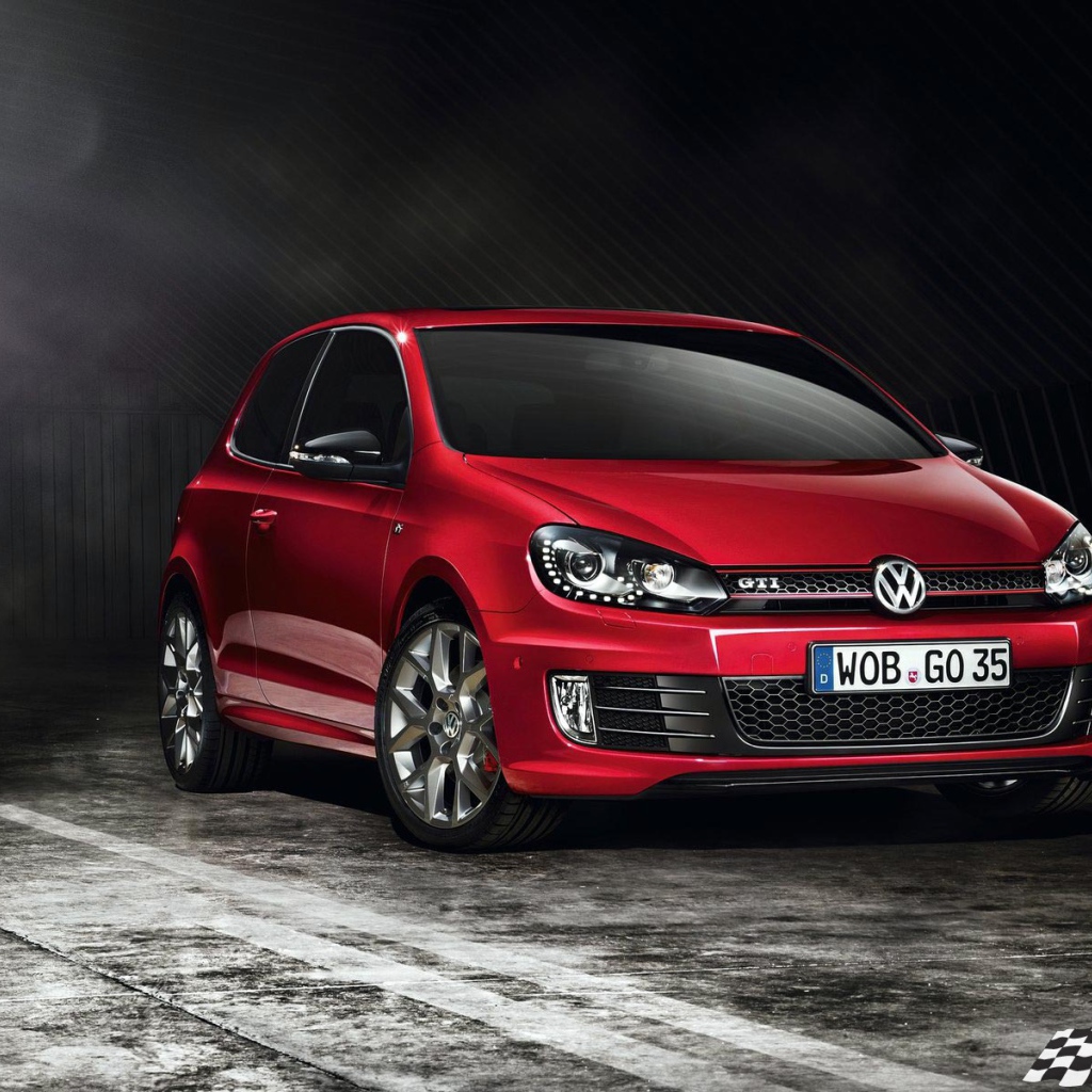 Красивый автомобиль Golf GTI 2014 года в Москве