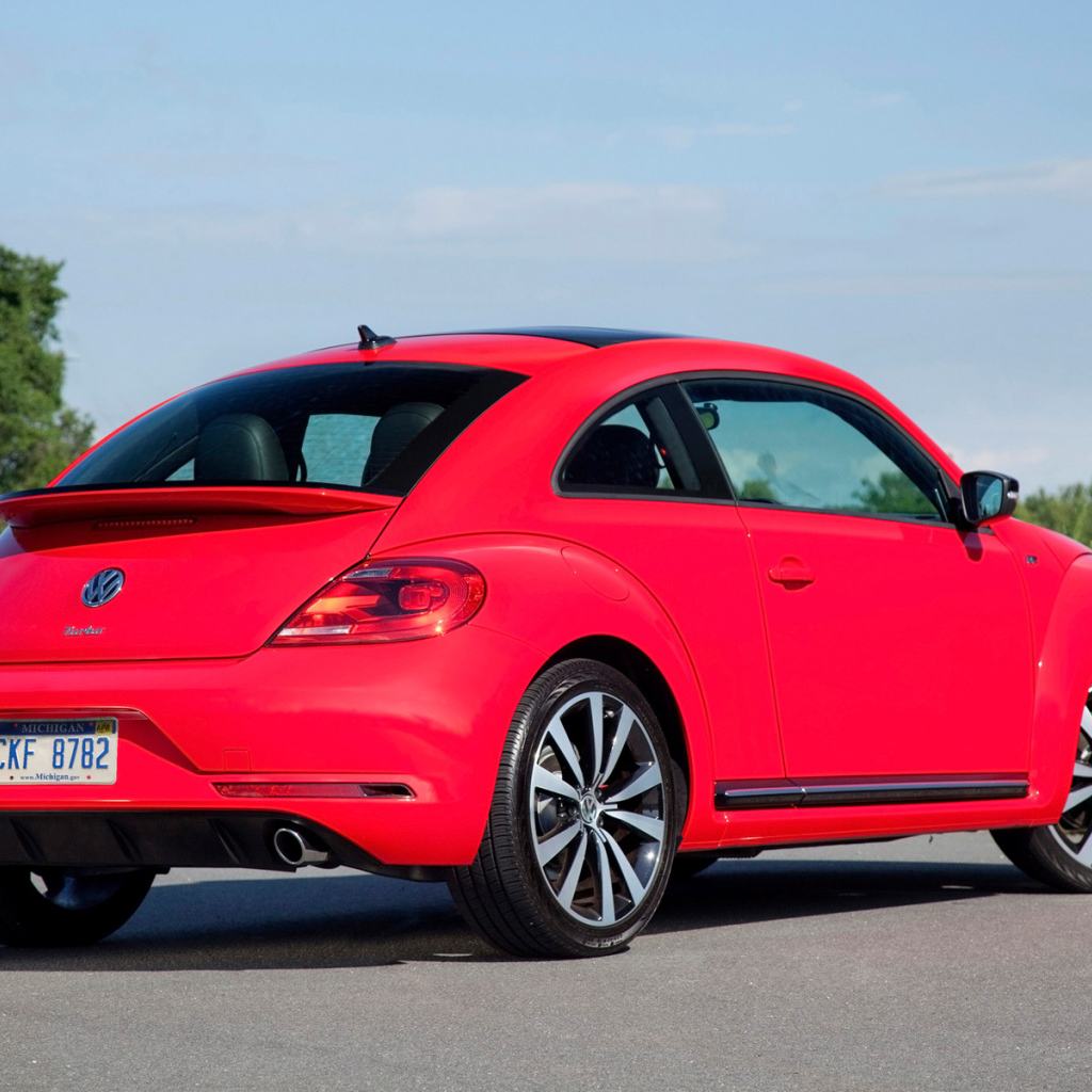 Красивый автомобиль Volkswagen Beetle 2014 в Москве