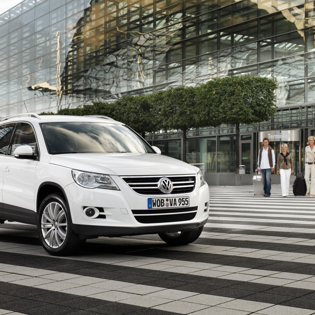 Красивый автомобиль Volkswagen Tiguan в Москве