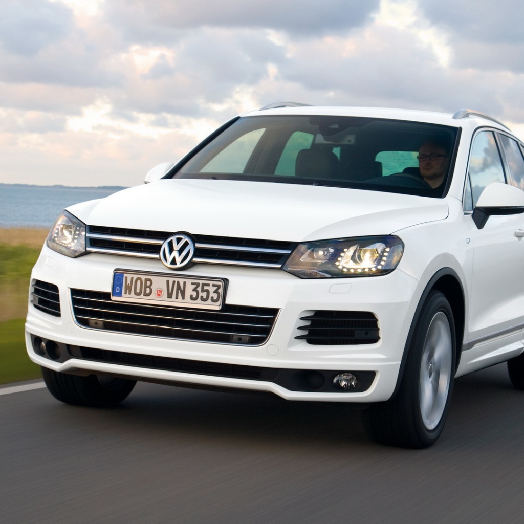 Красивый автомобиль Volkswagen Touareg
