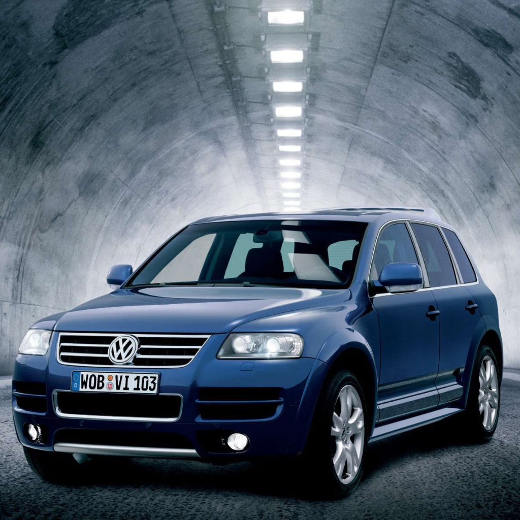 Красивый автомобиль Volkswagen Touareg в Москве