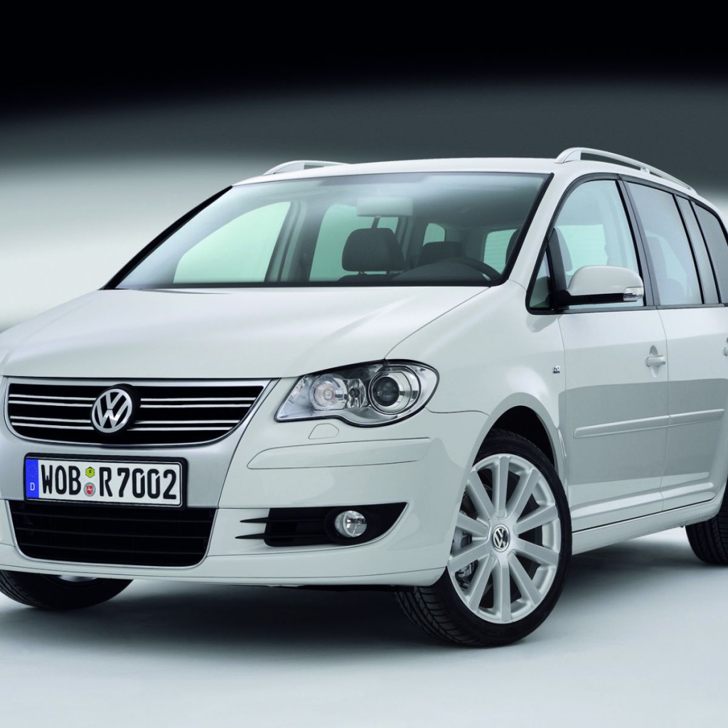 Красивый автомобиль Volkswagen Touran