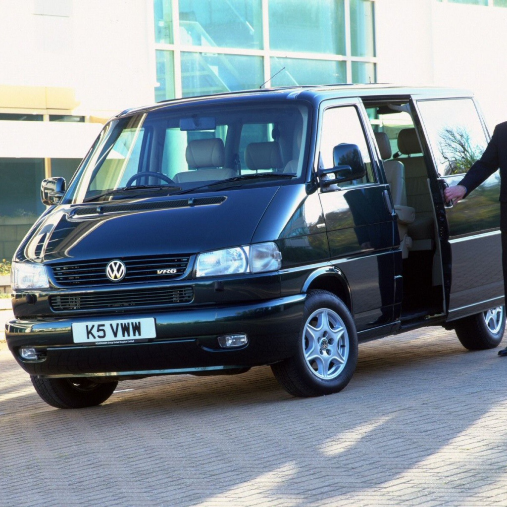 Красивый автомобиль Volkswagen Transporter
