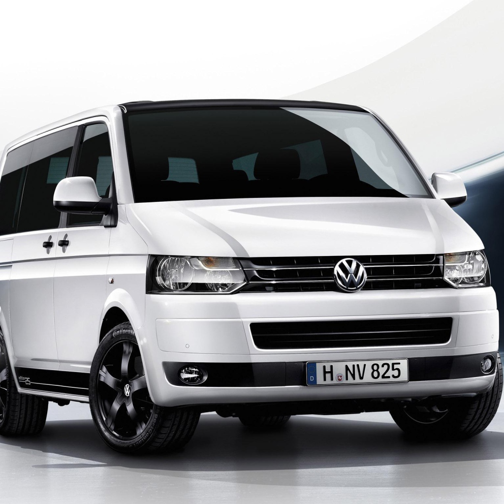 Красивый автомобиль Volkswagen Transporter в Москве