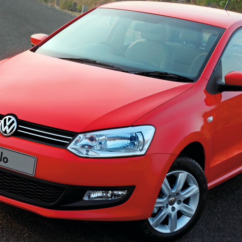 Автомобиль Volkswagen  Polo (Поло) 2014 на дороге 