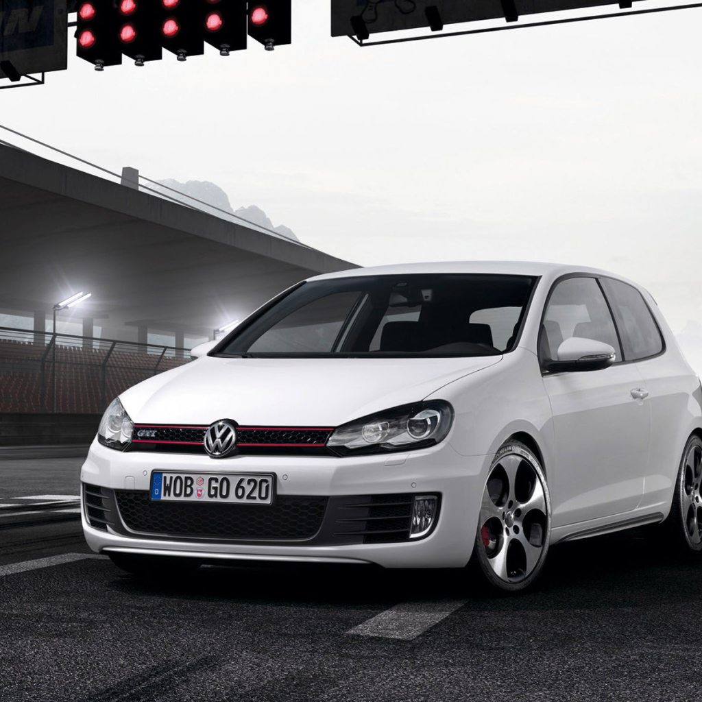 Автомобиль Golf GTI 2014 года на дороге