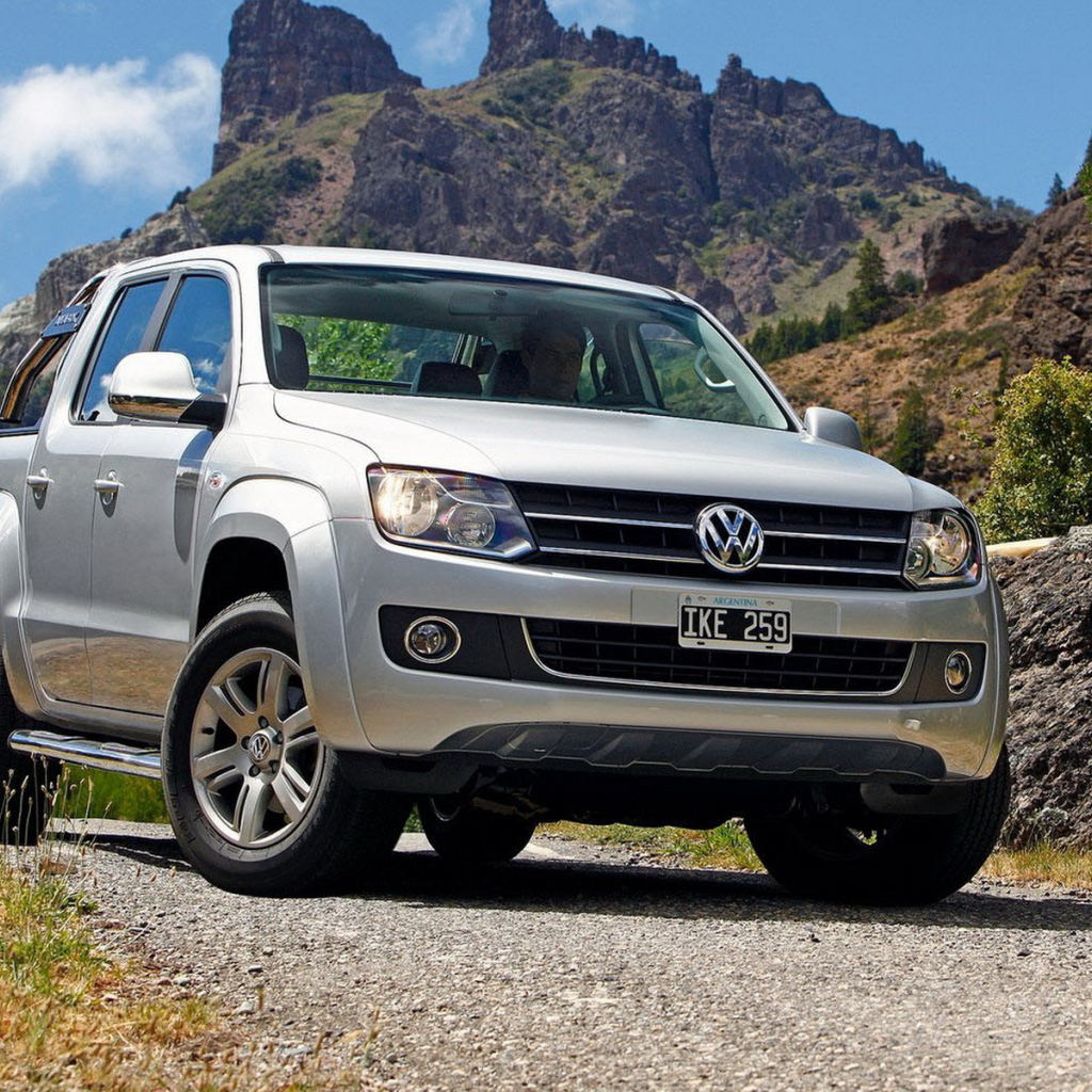 Автомобиль Volkswagen Amarok на дороге