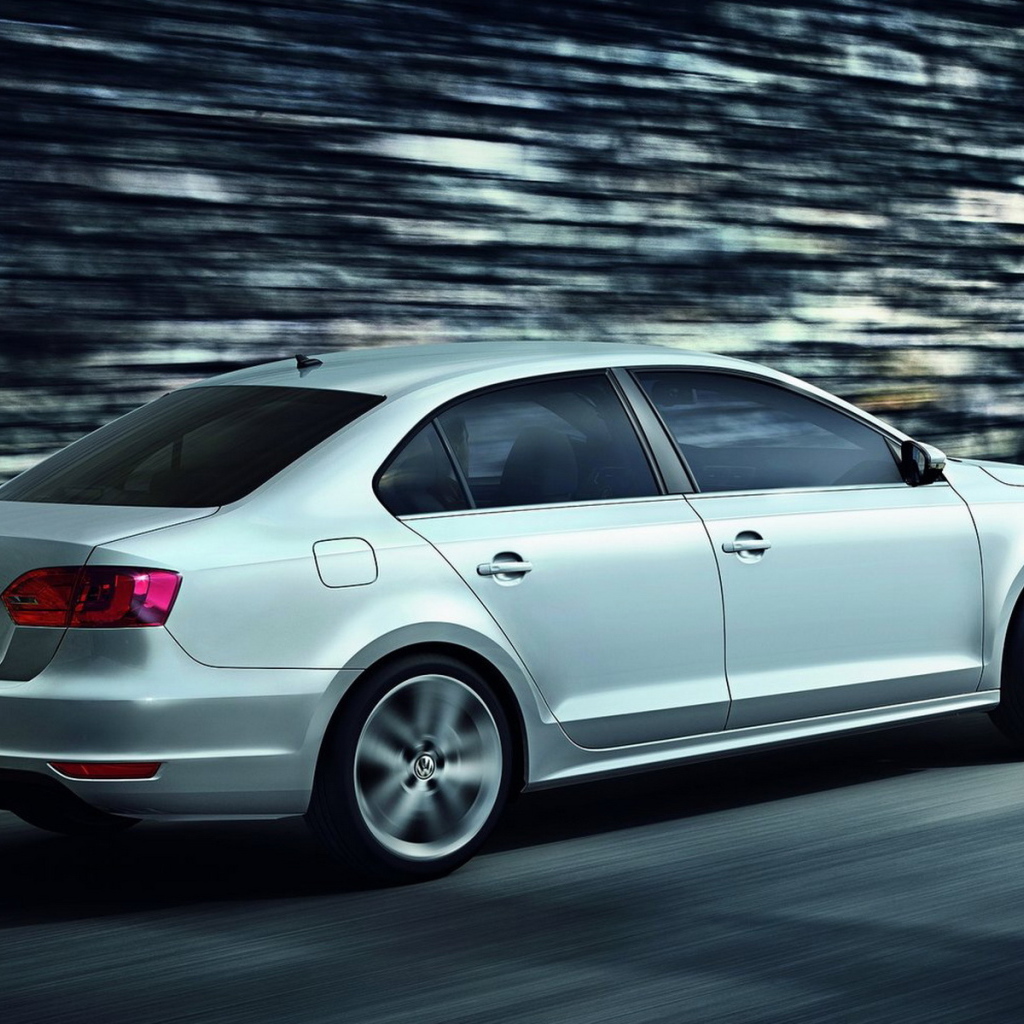 Автомобиль Volkswagen Jetta на дороге