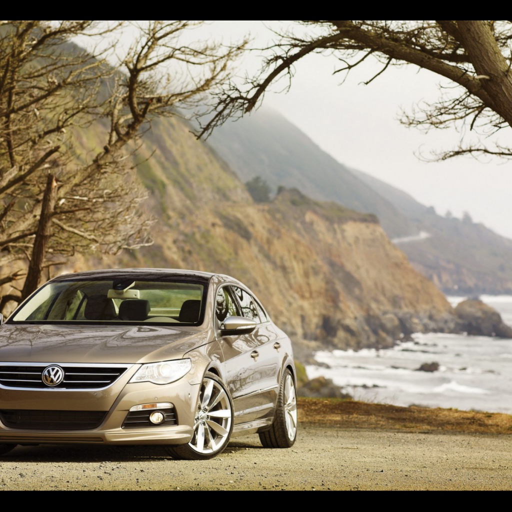 Автомобиль Volkswagen Passat на дороге