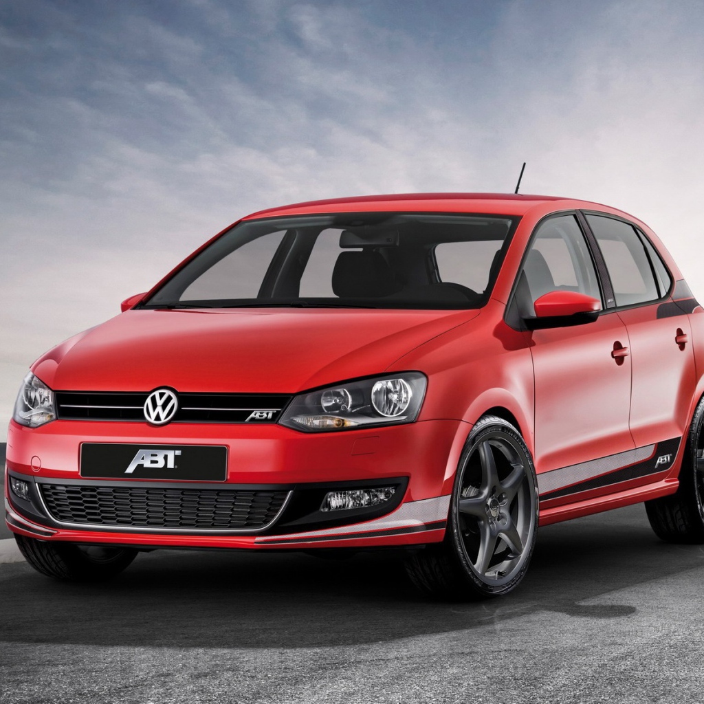 Автомобиль Volkswagen Polo на дороге