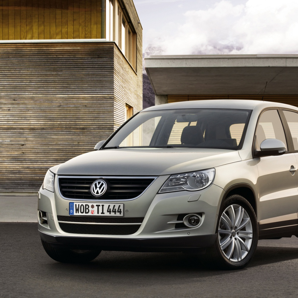 Автомобиль Volkswagen Tiguan на дороге