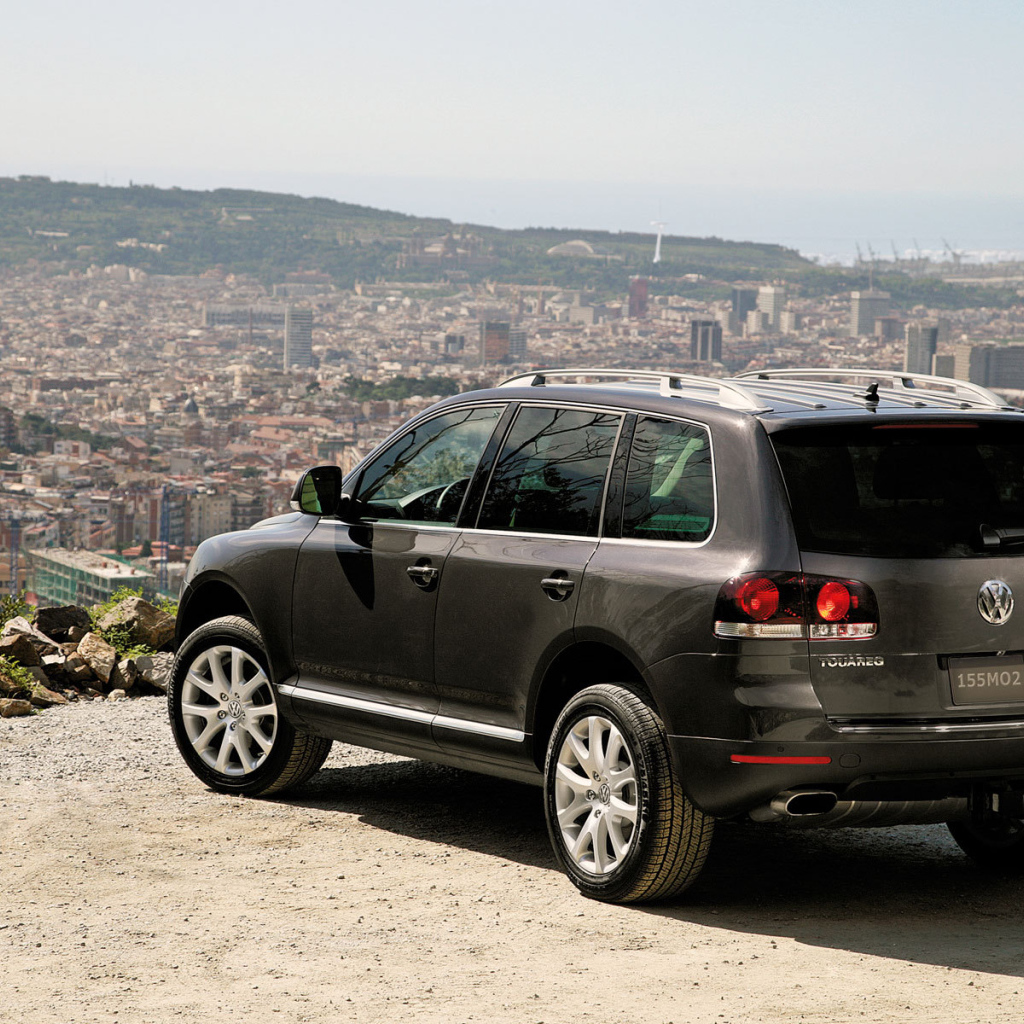 Автомобиль Volkswagen Touareg на дороге