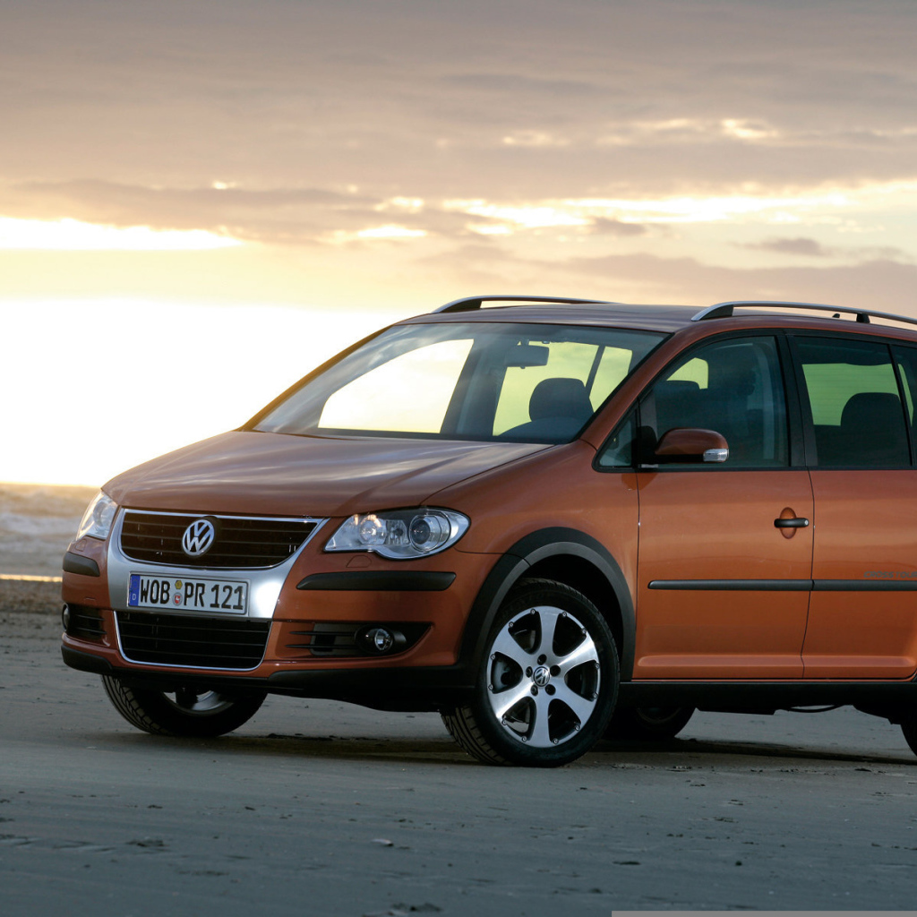 Автомобиль Volkswagen Touran на дороге