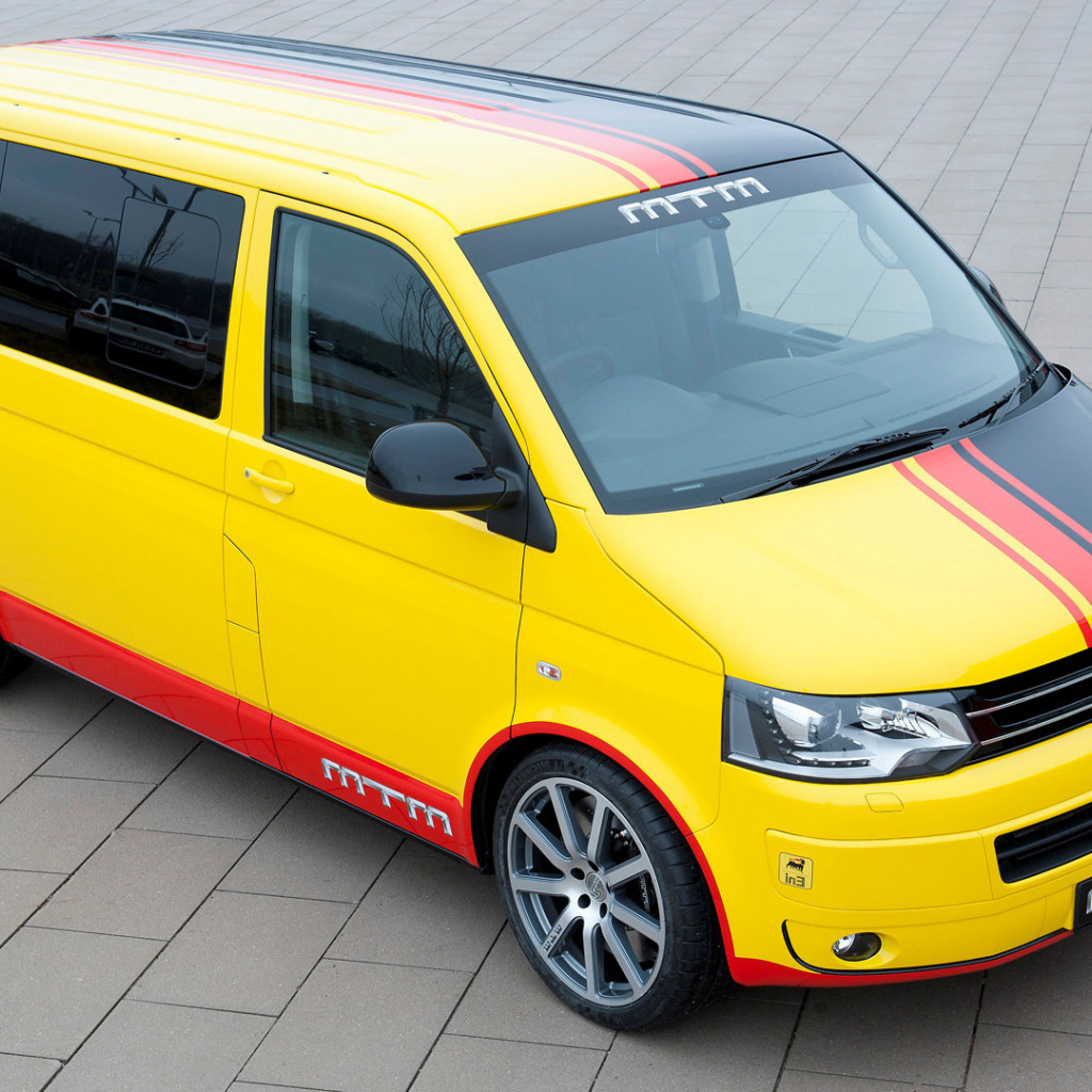 Автомобиль Volkswagen Transporter на дороге