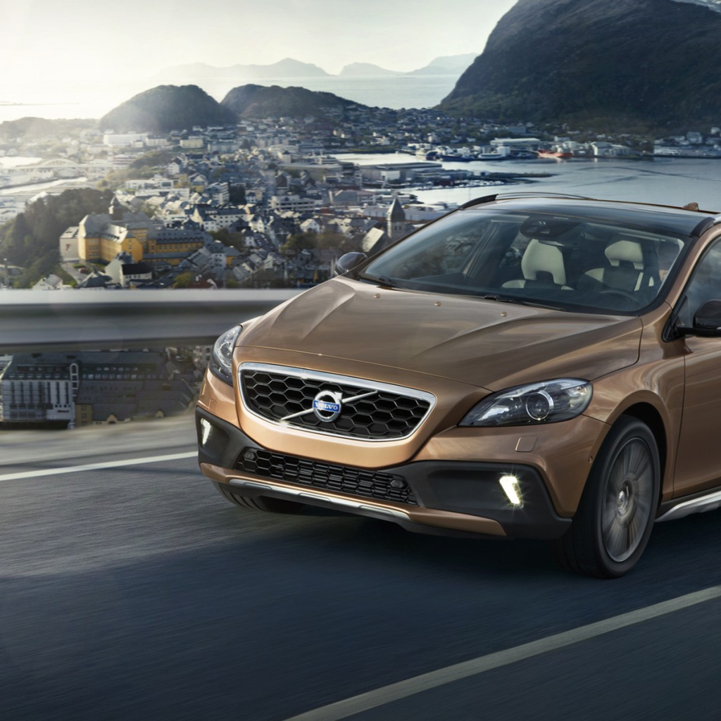 Красивый автомобиль Volvo v40 Cross country в Москве