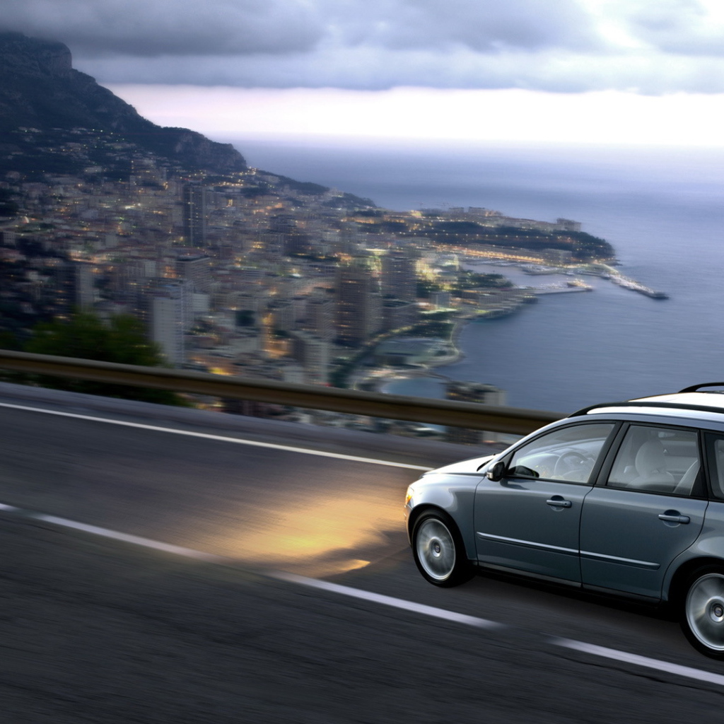 Красивый автомобиль Volvo v50