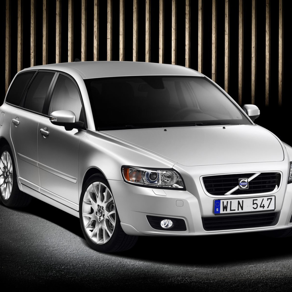  Красивый автомобиль Volvo v50 в Москве