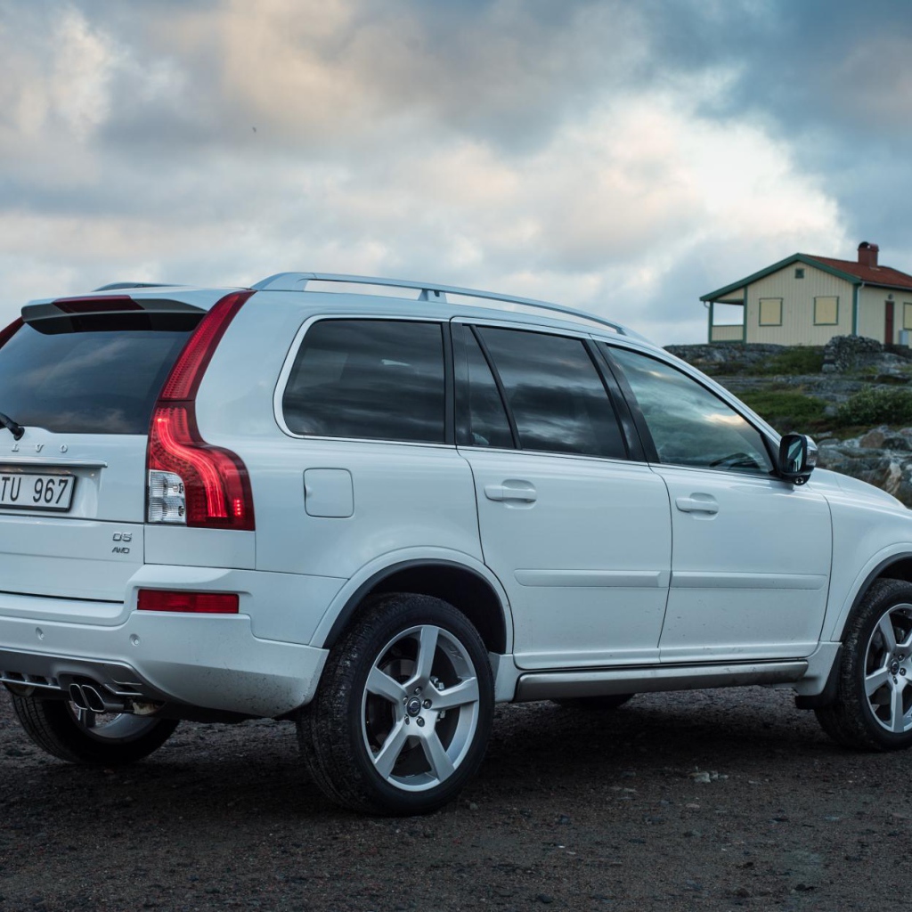 Красивый автомобиль Volvo  xc90 2014